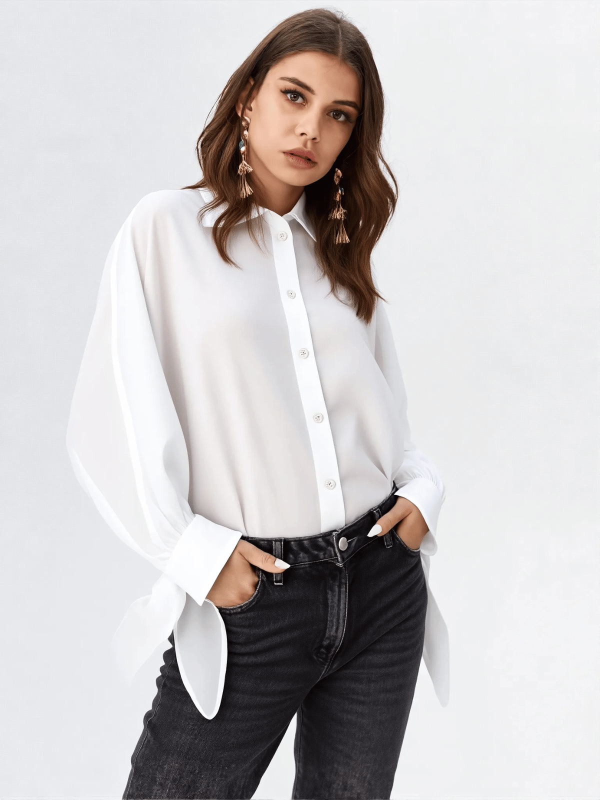 Modelka w białej jedwabnej koszuli DEA KUDIBAL w stylizacji dziennej