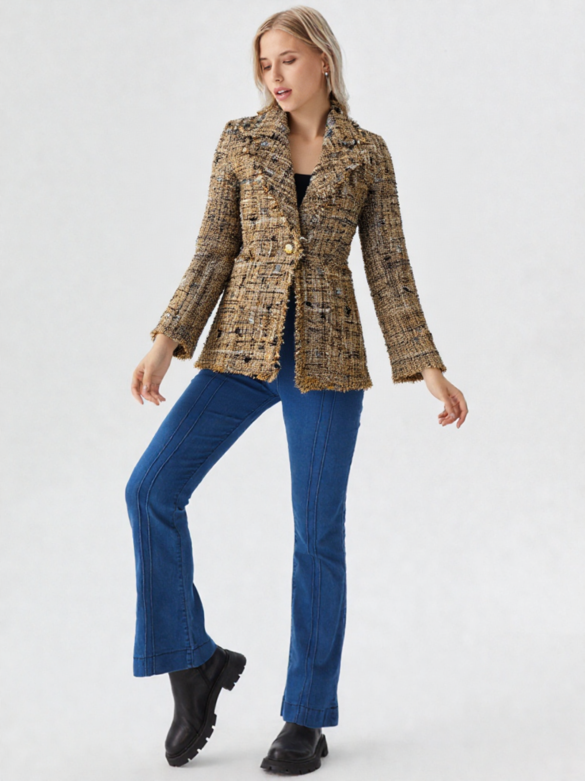 Modelka w tweedowej marynarce MOS MOSH w miejskiej stylizacji