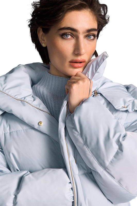 Modelka w jasnej ocieplanej kurtce RIANI w stylizacji miejskiej