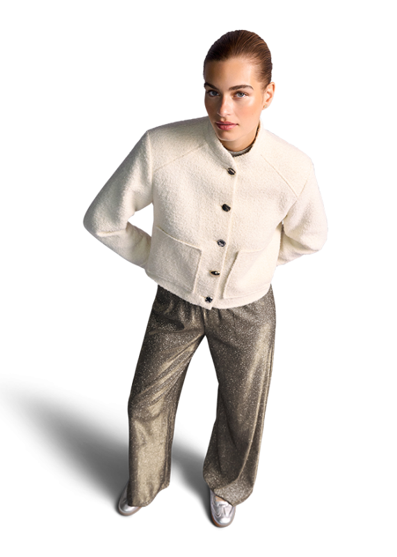 Modelka w kremowej bomberce RIANI z tkaniny bouclé