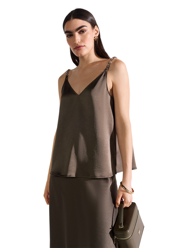 Modelka w brązowym topie RIANI z łańcuszkowymi ramiączkami