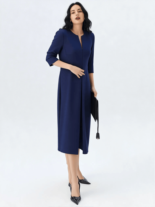 Modelka w granatowej sukience ESCADA midi w eleganckiej stylizacji