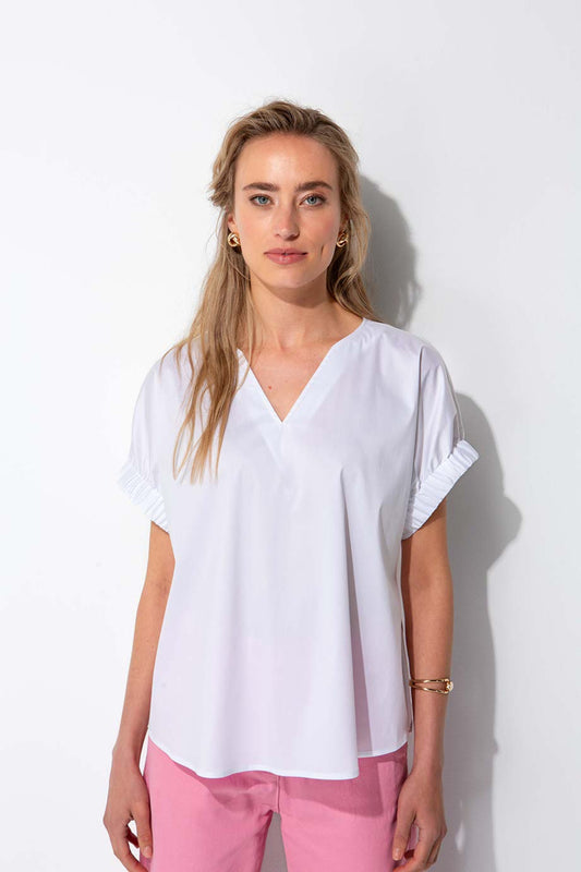 Modelka w białej bawełnianej bluzce CATNOIR w letniej stylizacji