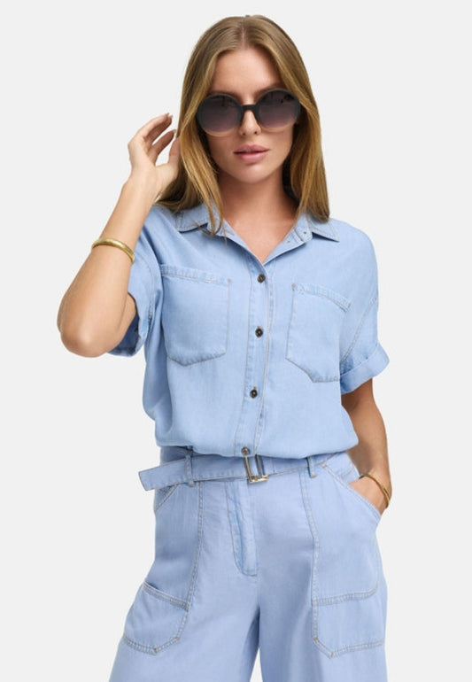 Modelka w jasnobłękitnej bluzce CATNOIR w letniej stylizacji