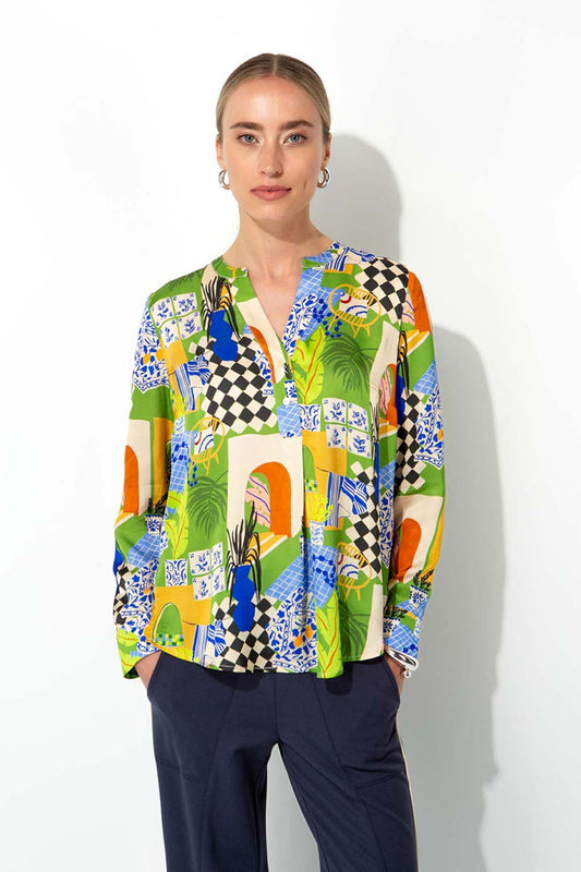 Modelka w kolorowej bluzce koszulowej CATNOIR w stylizacji miejskiej