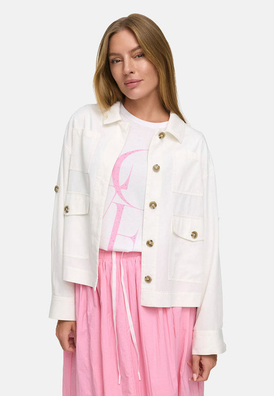 Modelka w białej kurtce CATNOIR w codziennej stylizacji