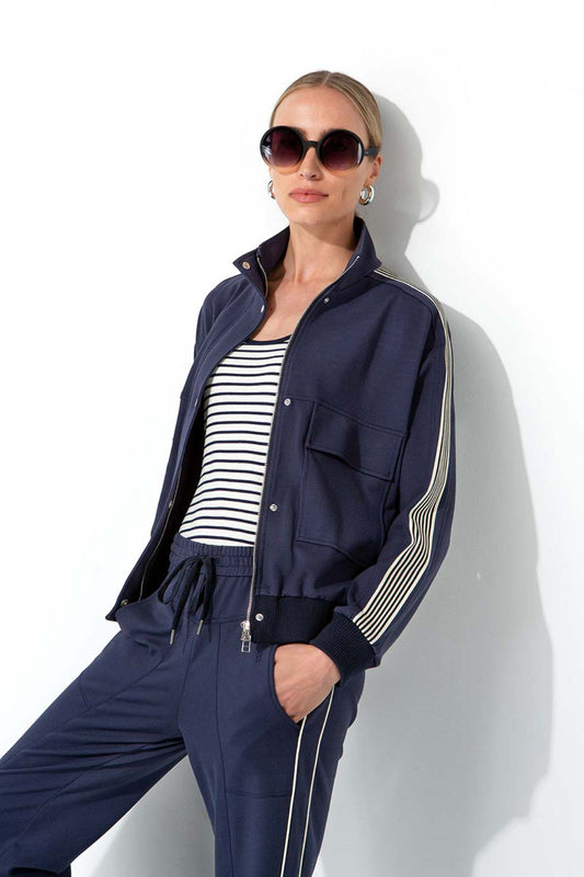 Modelka w granatowej sportowej kurtce CATNOIR w stylizacji miejskiej