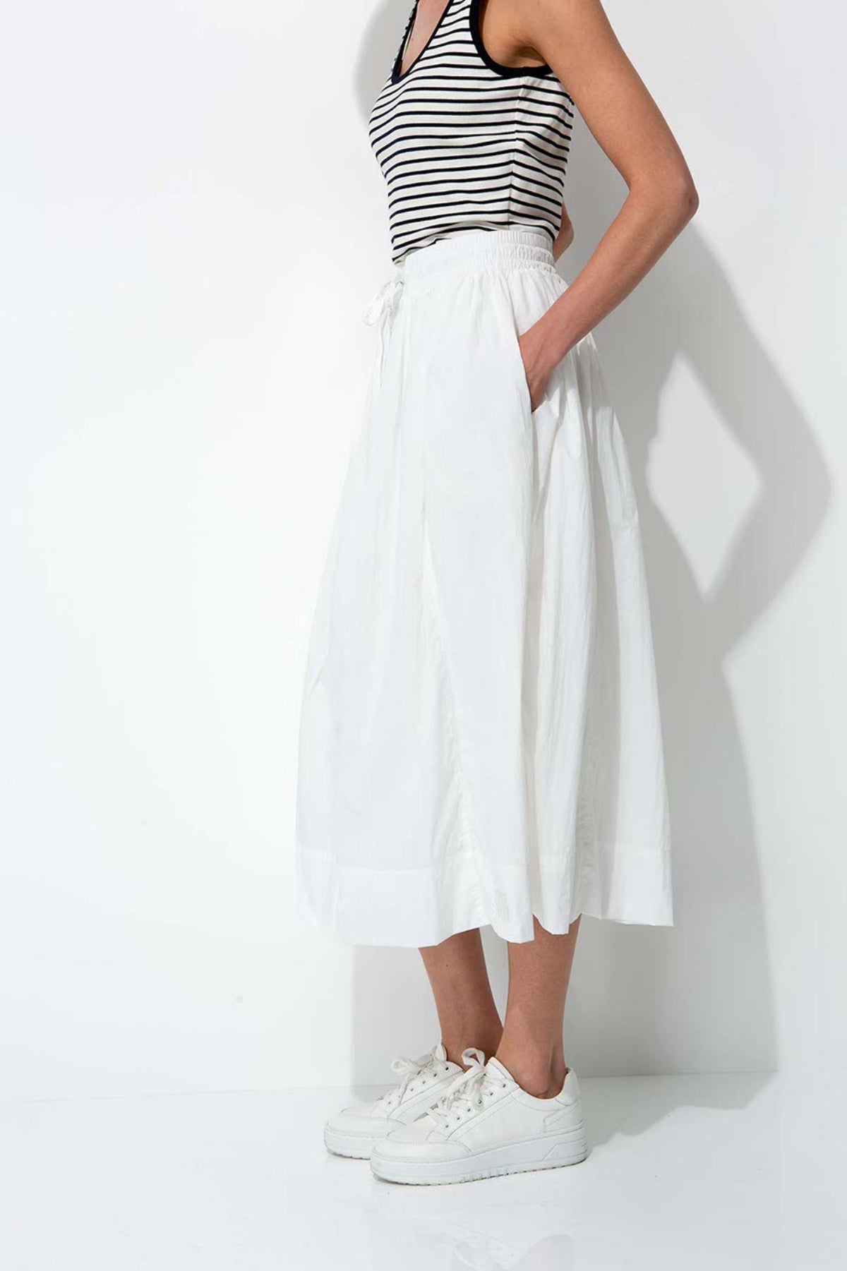 Kobieta w zwiewnej spódnicy CATNOIR podczas letniego spaceru