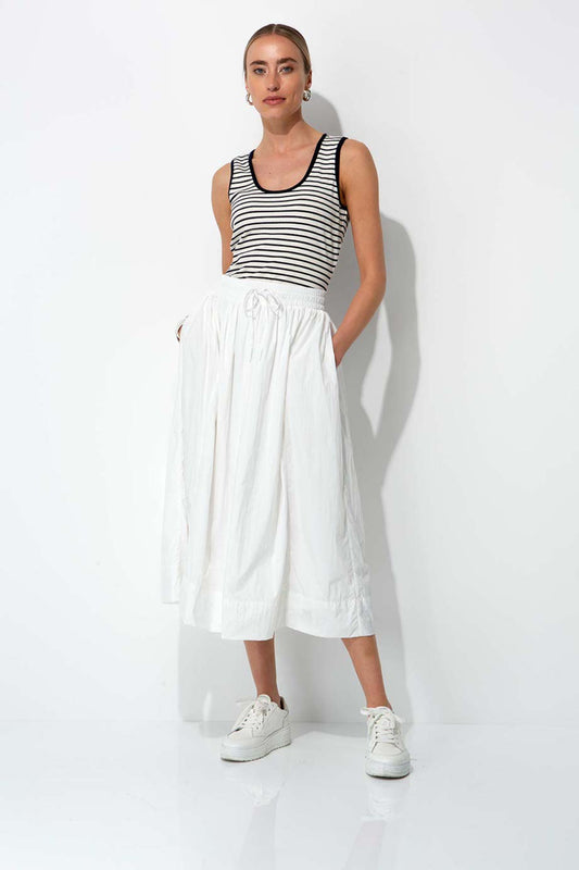 Modelka w białej letniej spódnicy CATNOIR w codziennej stylizacji