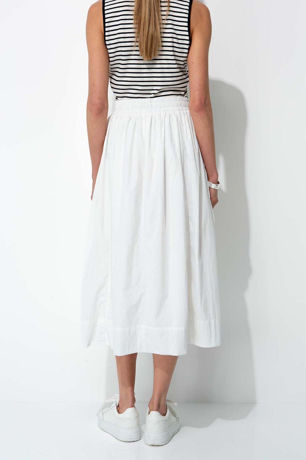 Letnia stylizacja z białą spódnicą midi CATNOIR