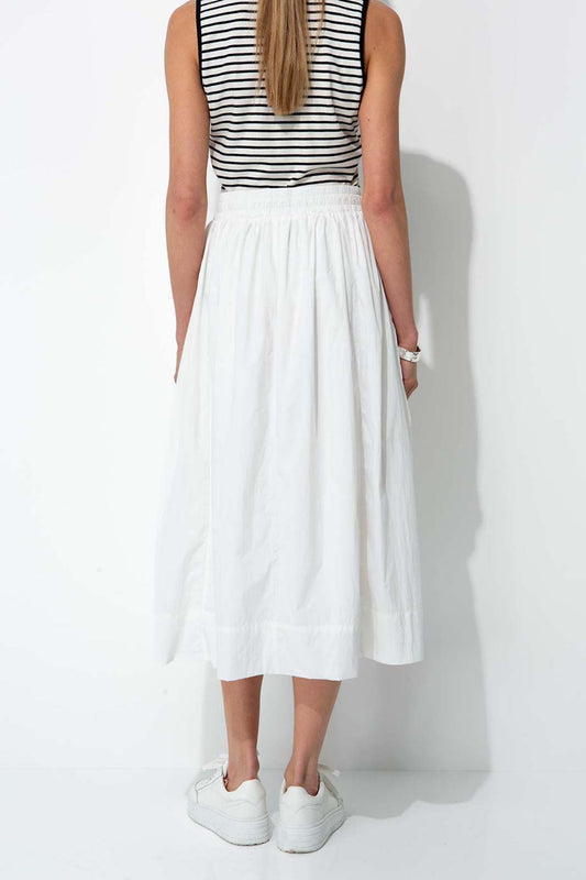 Letnia stylizacja z białą spódnicą midi CATNOIR