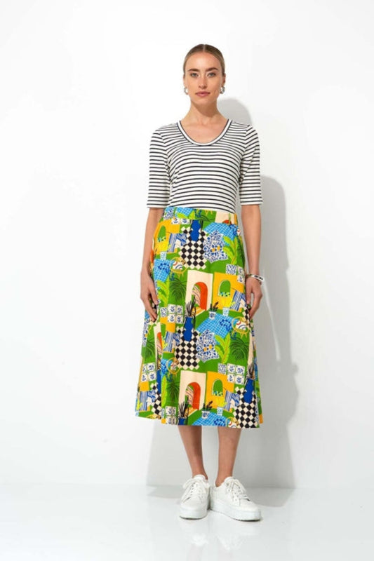 Modelka w kolorowej spódnicy CATNOIR midi w letniej stylizacji