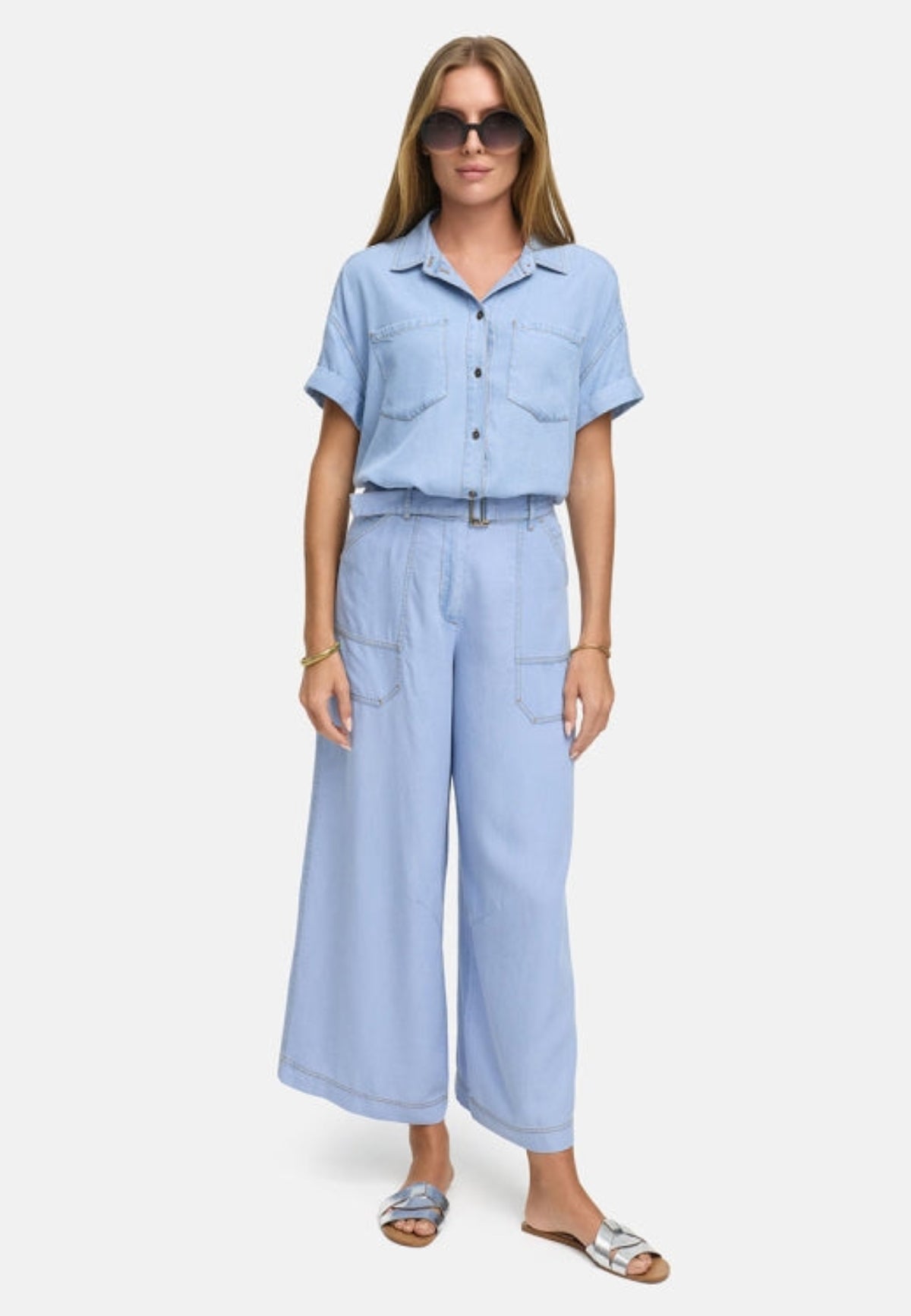 Modelka w jasnobłękitnych spodniach CATNOIR w stylizacji letniej