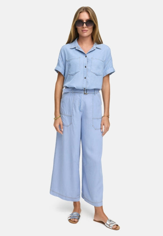 Modelka w jasnobłękitnych spodniach CATNOIR w stylizacji letniej