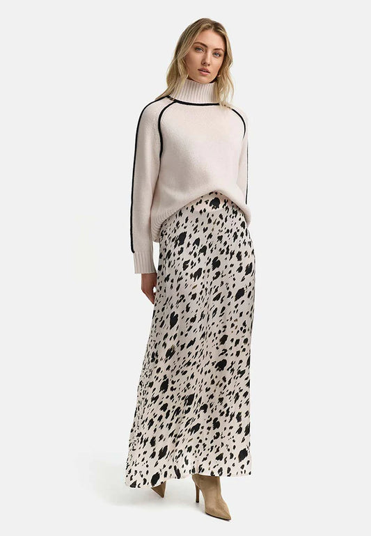 Modelka w ecru swetrze CATNOIR z półgolfem w stylizacji dziennej