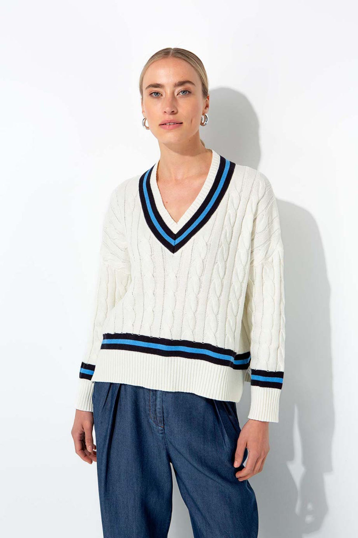 Modelka w ecru swetrze CATNOIR w stylu college w stylizacji miejskiej