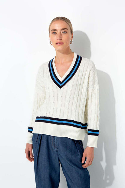 Modelka w ecru swetrze CATNOIR w stylu college w stylizacji miejskiej