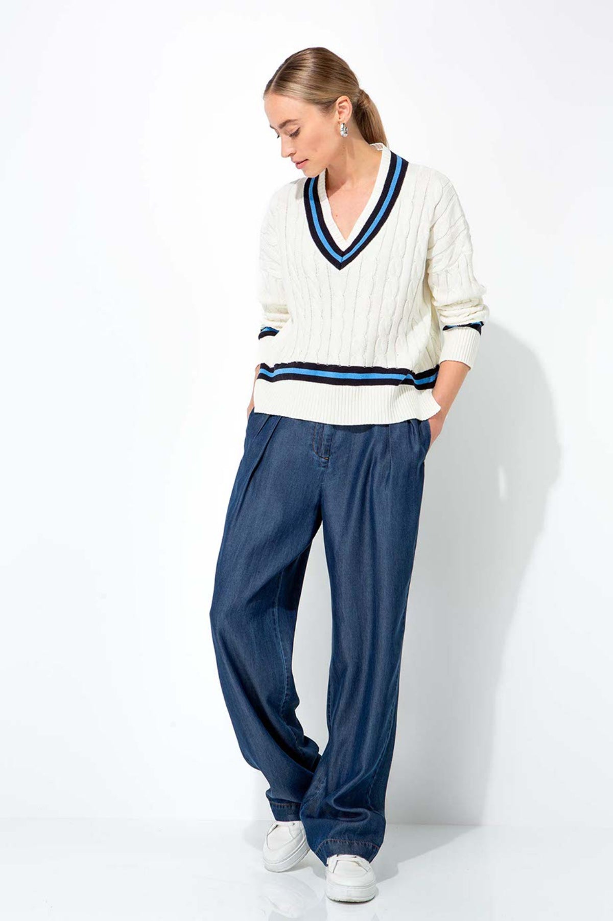 Casualowa stylizacja z warkoczowym swetrem CATNOIR i jeansami