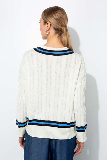 Kobieta w swetrze CATNOIR z dekoltem V podczas codziennego wyjścia