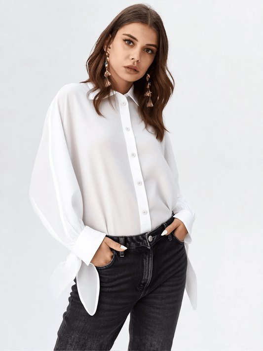 Modelka w białej jedwabnej koszuli DEA KUDIBAL w stylizacji dziennej