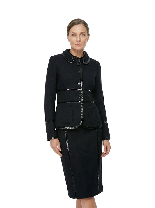 Modelka w czarnym eleganckim komplecie ESCADA z żakietem i spódnicą