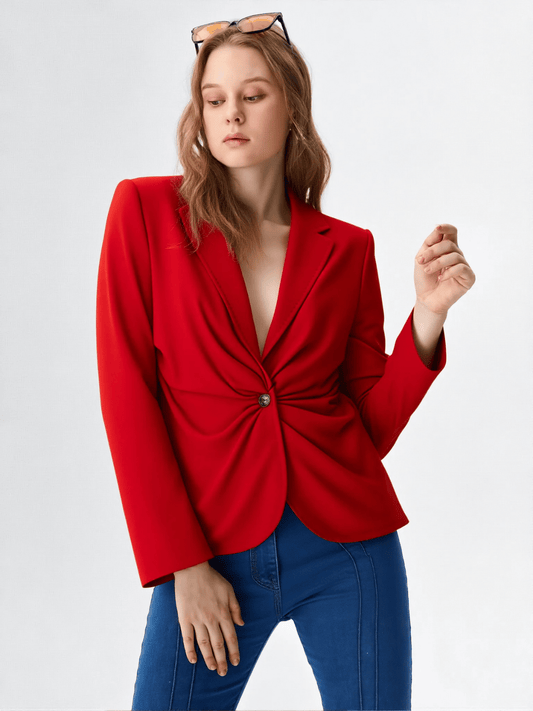 Modelka w czerwonej taliowanej marynarce ESCADA w stylizacji biznesowej