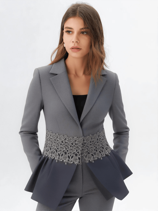 Modelka w szarej dwukolorowej marynarce ESCADA z koronką w talii