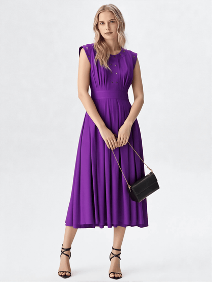 Modelka w fioletowej sukience ESCADA SPORT midi w letniej stylizacji