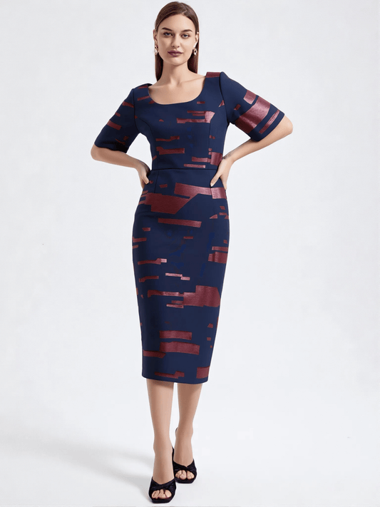 Modelka w granatowej sukience ESCADA z geometrycznym wzorem