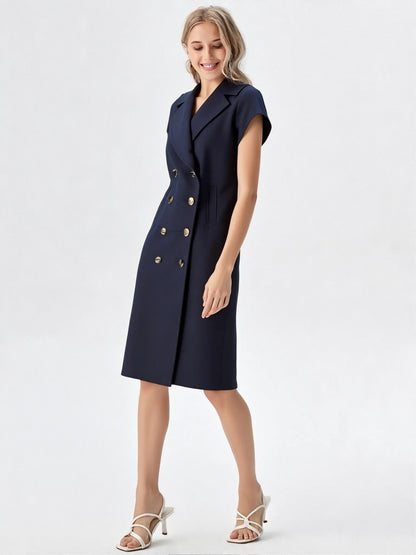 Modelka w granatowej dwurzędowej sukience ESCADA w stylizacji biznesowej