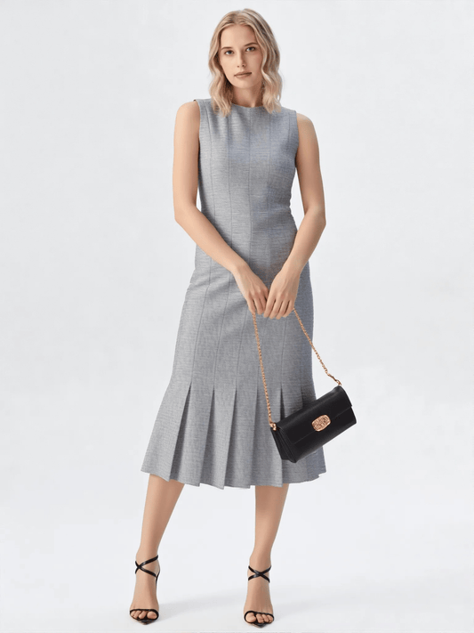 Modelka w srebrno-szarej sukience ESCADA midi na formalnym wydarzeniu