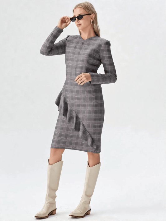 Modelka w sukience ESCADA szarej w kratę w stylizacji biznesowej