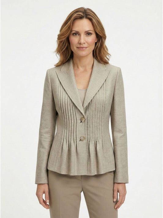 Modelka w beżowym żakiecie ESCADA z plisowaniem na froncie