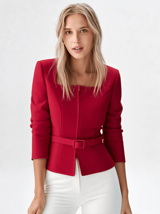 Modelka w czerwonym żakiecie ESCADA z paskiem i kwadratowym dekoltem