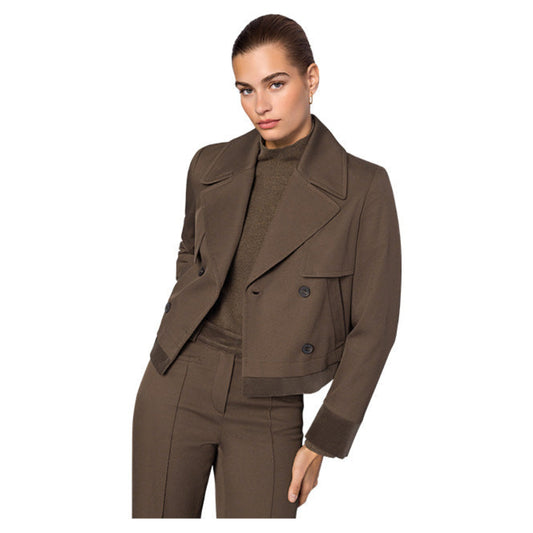 Modelka w tweedowej marynarce MOS MOSH w miejskiej stylizacji