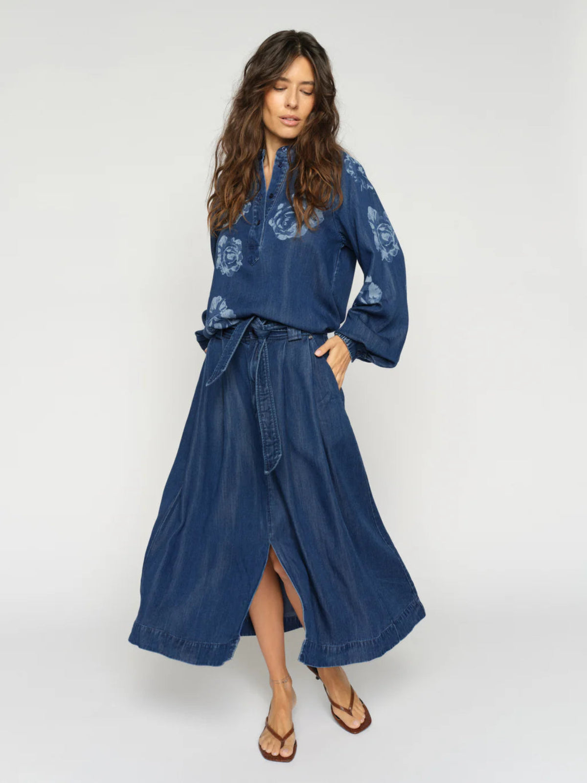 Modelka w jeansowej spódnicy MOS MOSH midi w stylizacji letniej