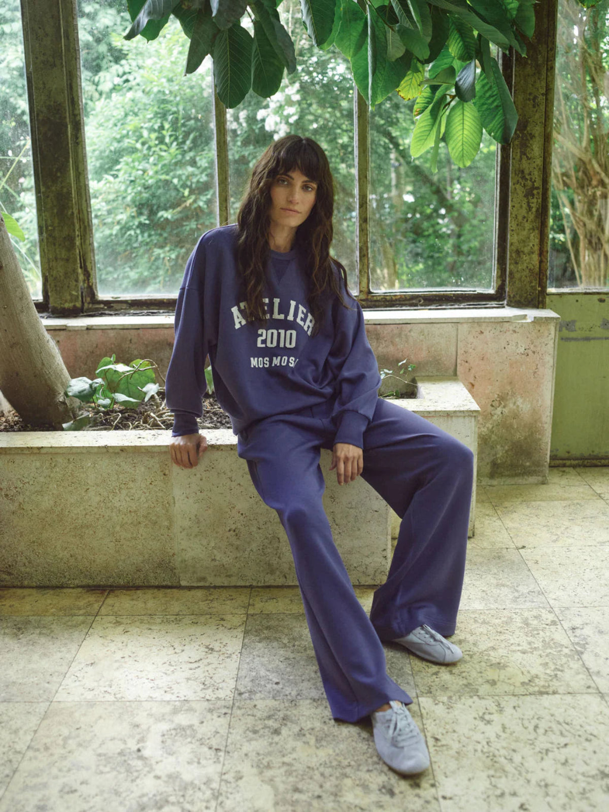 Modelka w atramentowych spodniach MOS MOSH w stylizacji sportowej