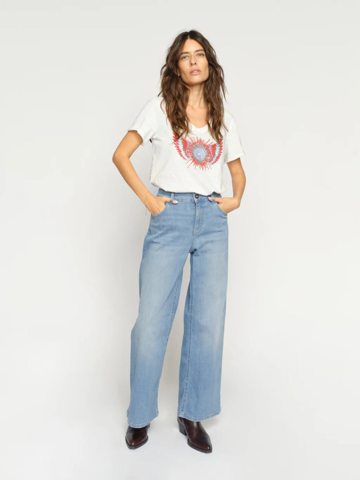 Modelka w jasnoniebieskich jeansach MOS MOSH w stylizacji dziennej