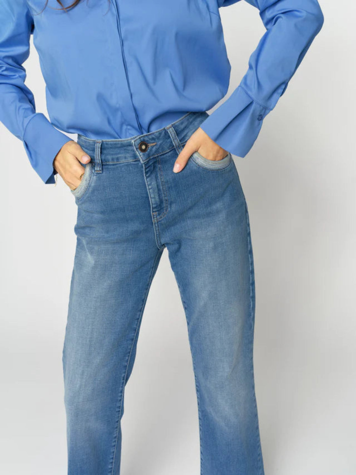 Kobieta w spodniach denim MOS MOSH podczas codziennego wyjścia