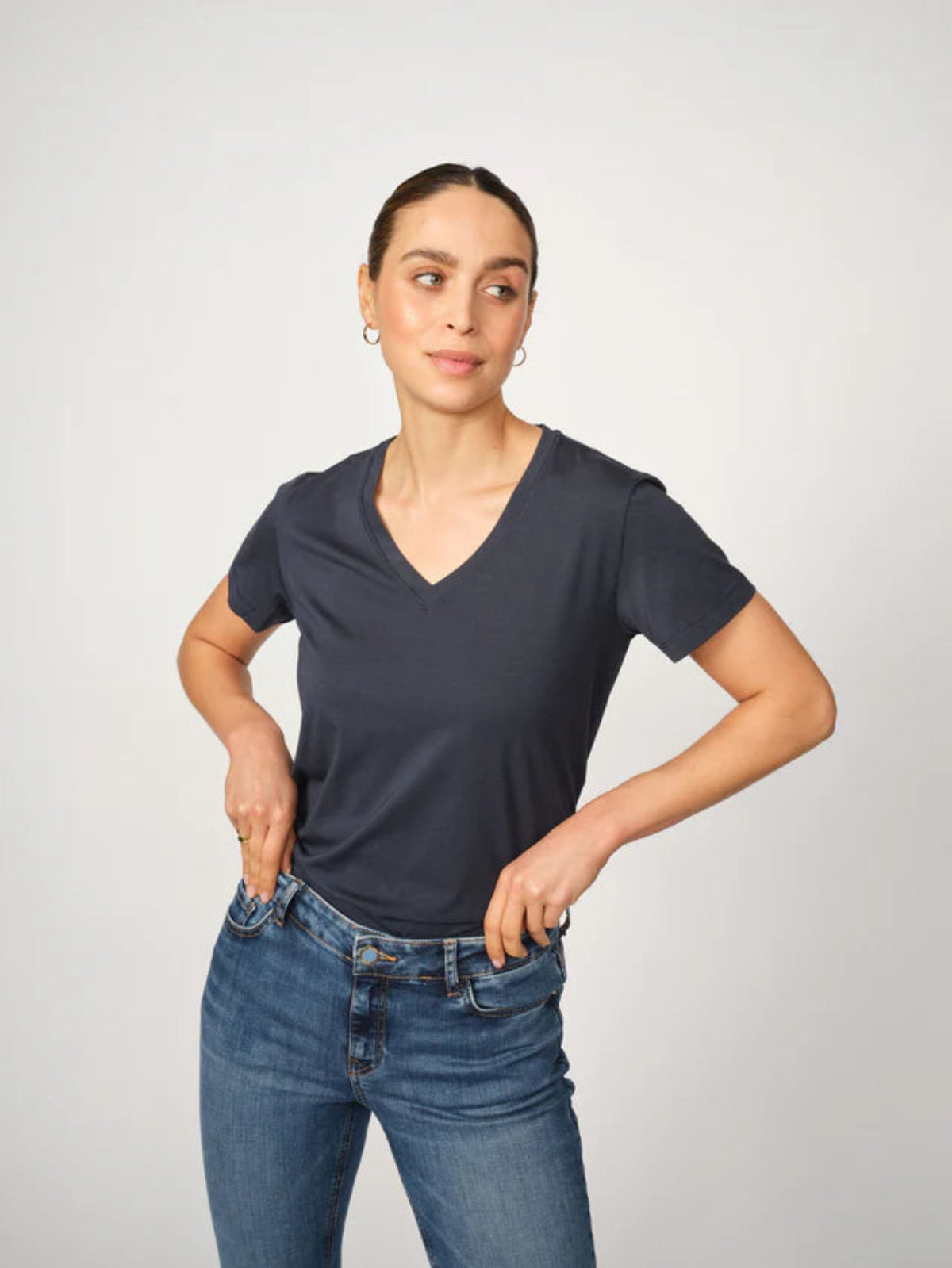 Casualowa stylizacja z t-shirtem MOS MOSH i jeansami