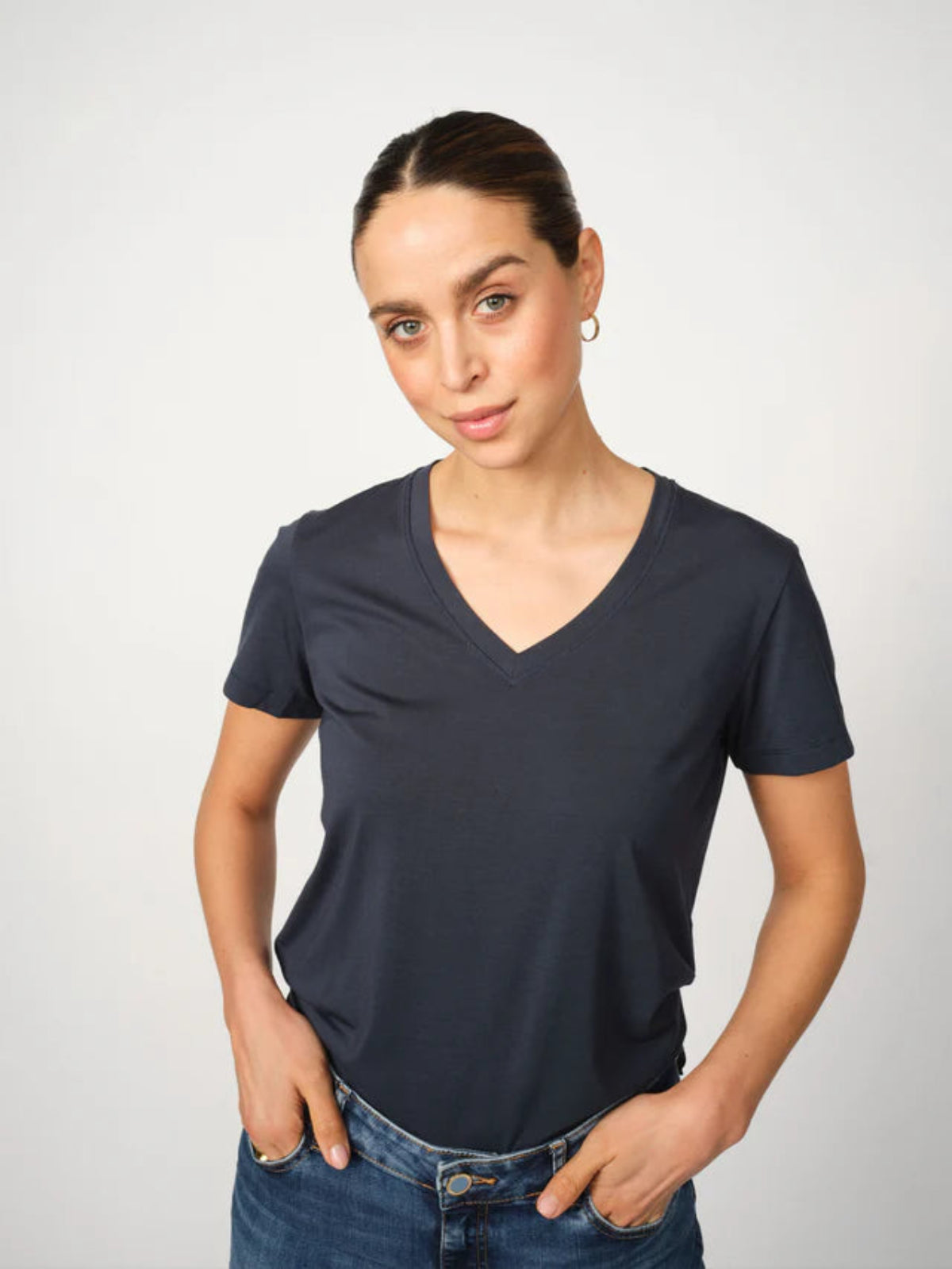 Modelka w granatowym t-shircie MOS MOSH w codziennej stylizacji