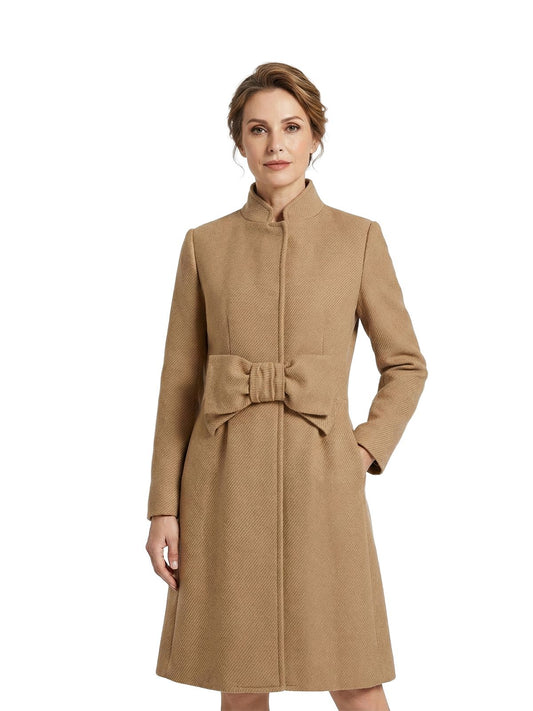 Modelka w camelowym płaszczu MOSCHINO z kokardą podkreślającą talię