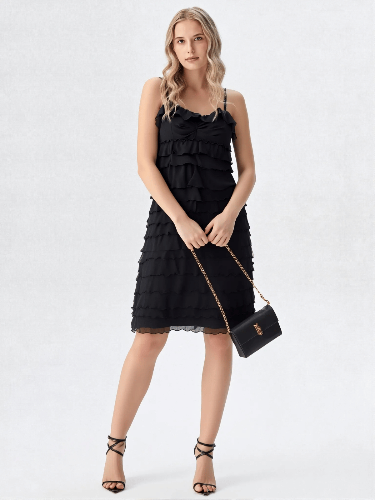 Modelka w czarnej sukience mini MOSCHINO z falbanami w stylizacji