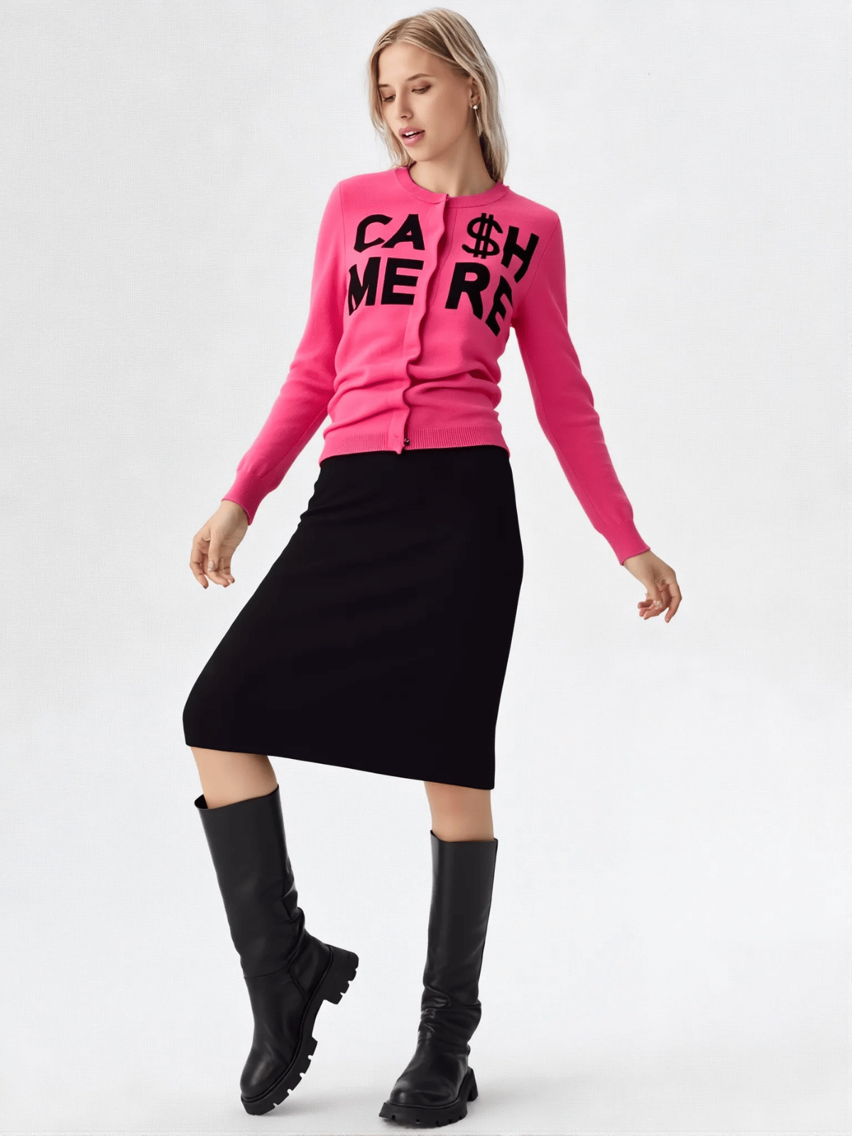 Modelka w różowym swetrze MOSCHINO z czarnym napisem CASHMERE