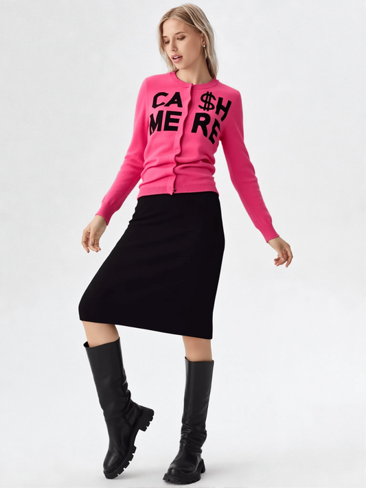 Modelka w różowym swetrze MOSCHINO z czarnym napisem CASHMERE