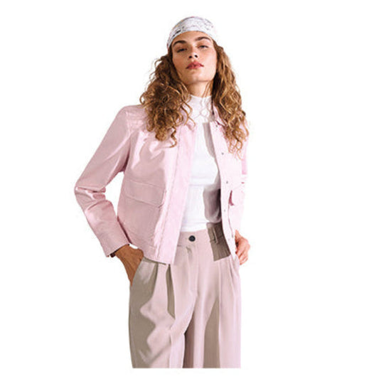 Modelka w jasnoróżowej krótkiej kurtce RIANI w stylizacji miejskiej