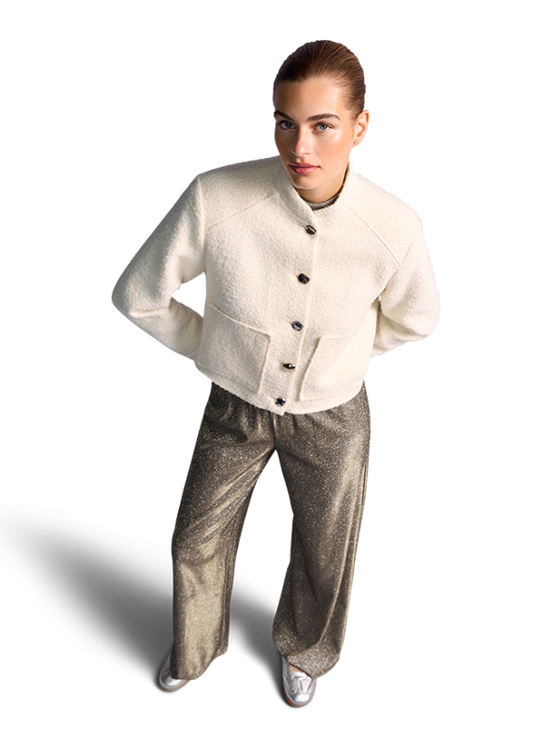 Modelka w kremowej bomberce RIANI z tkaniny bouclé