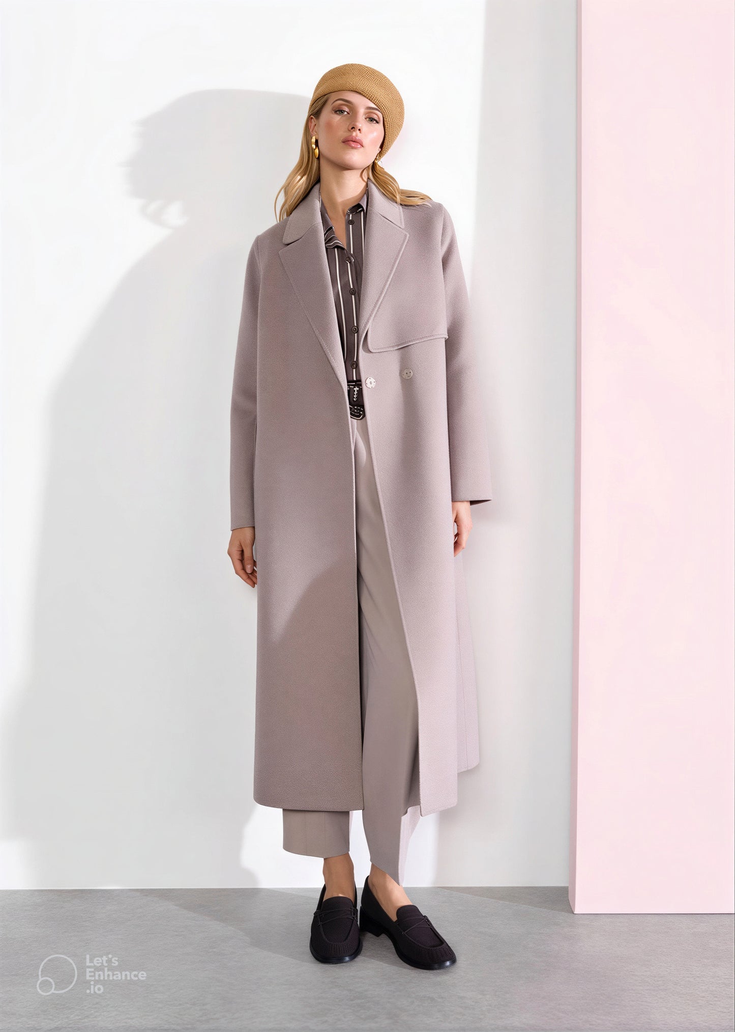 Modelka w beżowym płaszczu RIANI w eleganckiej stylizacji miejskiej