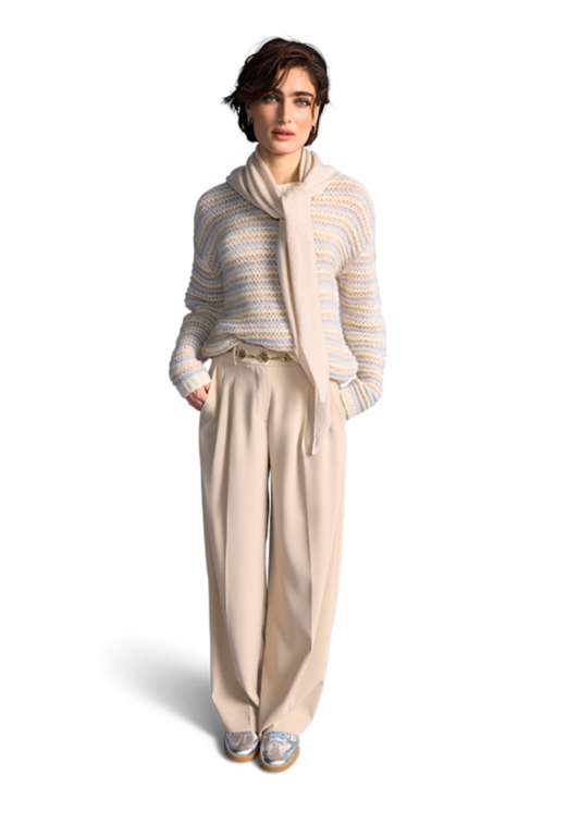 Modelka w beżowych spodniach RIANI z szeroką nogawką w eleganckiej stylizacji