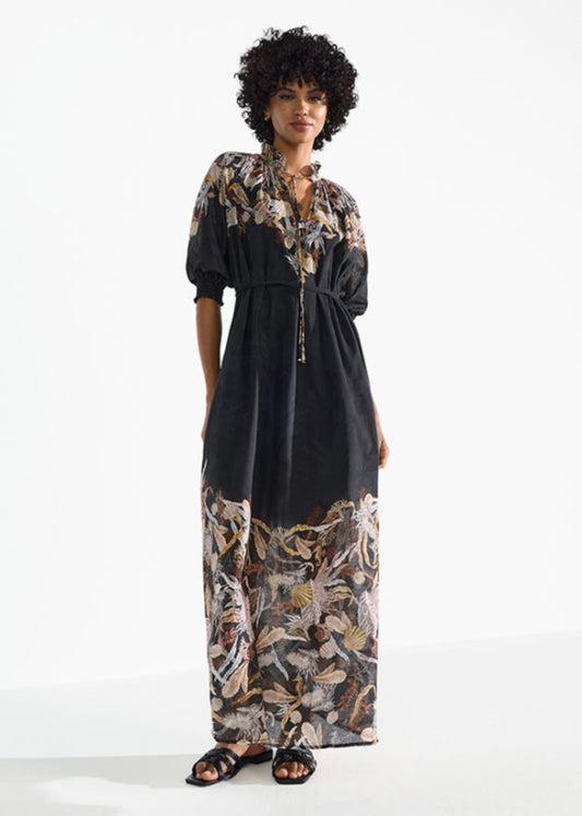 Modelka w czarnej sukience RIANI maxi w stylizacji wakacyjnej